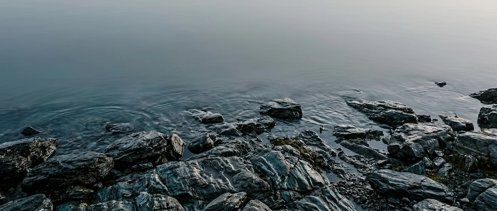 Roca y agua patagónica en encuadre amplio.