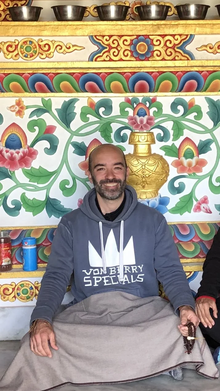Ignacio Domínguez Lemoine en práctica de meditación.